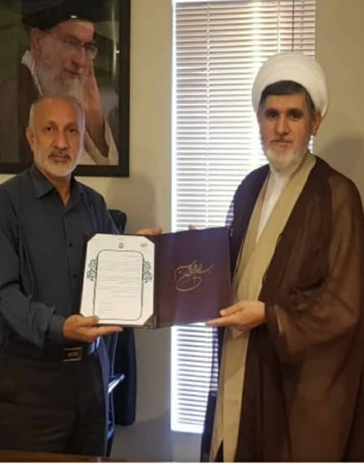 تقدیم حکم ستاد دکتر رئیسی به مسئول ستاد روحانیون به حجت اسلام حاج اقای راشد